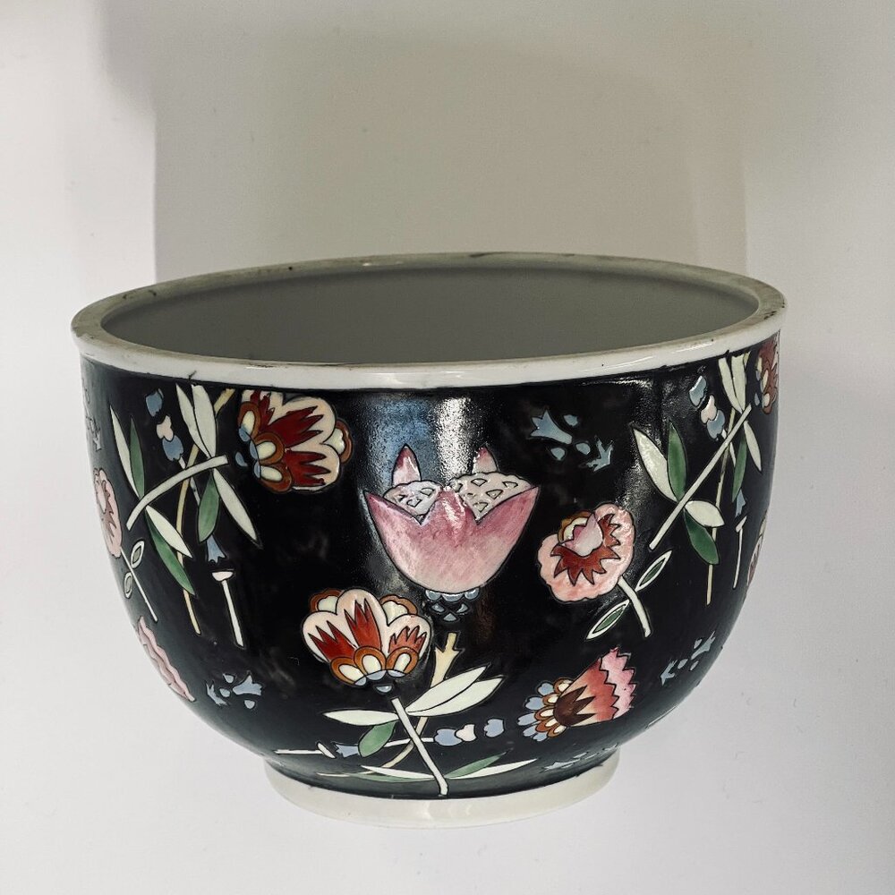 Asian Porcelain Decorative Pot – Exquisite Accent Piece